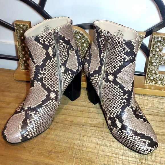 Steve Madden Pixie Tan, Black Snake Print Block Heel Ankle Bootie Sz 7.M - Picture 8 of 8